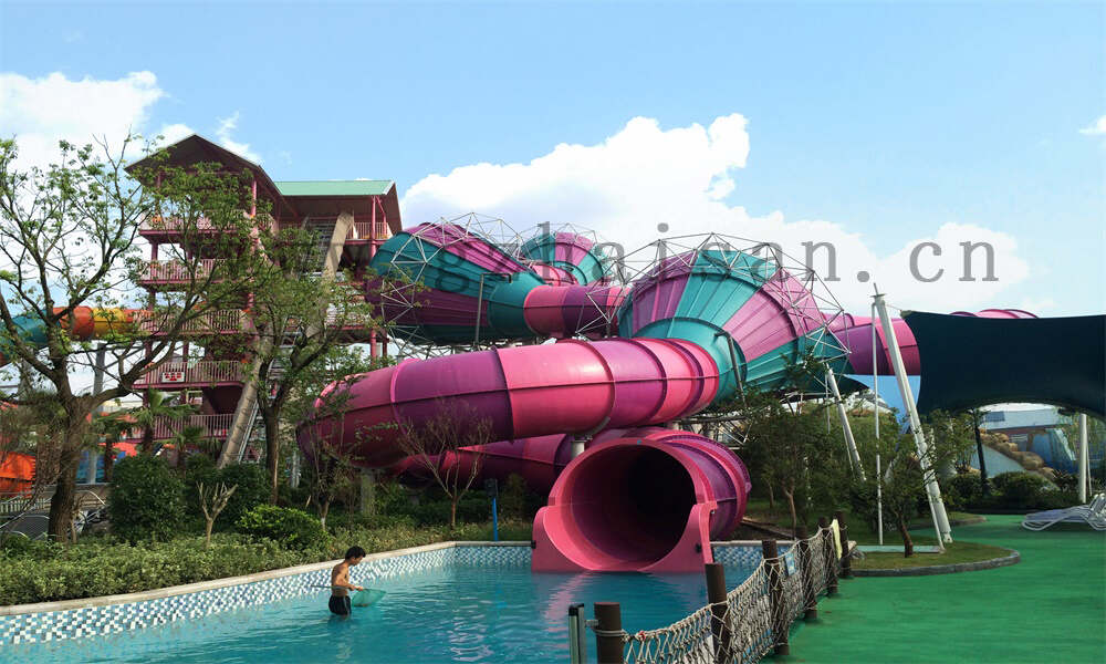 水上游乐设备定制：材料选择的艺术与科学