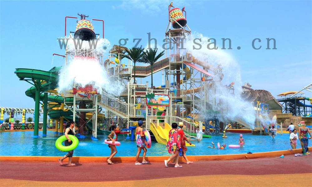 水上彩虹滑梯,畅享清凉夏日